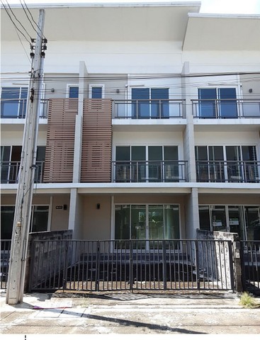   ขาย บ้านเดี่ยว/ทาวน์เฮ้าส์/คอนโด โครงการ  ขาย ทาวน์เฮ้าส์ เขตบางเขน กรุงเทพมหานคร   แขวงท่าแร้ง เขตบางเขน กรุงเทพมหานคร  ราคาโปรโมชั่น  3,010,000    บาท    ลดจาก    4,730,000   บาท  ราคาโปรโมชั่นตั้งแต่วันที่  13 มีนาคม - 31 พฤษภาคม 2569  รายละเอียดทรัพย์ -  เนื้อที่  0-0-21.6  ตารางวา    -  บ้านหันไปทางทิศ  เหนือ  พิกัดทรัพย์ : https://maps.app.goo.gl/FuG1R1CcXgKySRsY9  สถานที่ใกล้เคียง   -  ตลาดนัดเลียบด่วน รามอินทรา -  โลตัส โก เฟ�