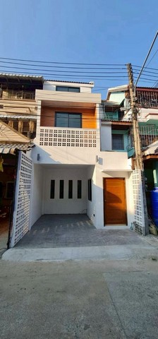 #โซนเจ็ดยอด ขาย 3.69 ล้าน ทาวน์เฮ้าส์ 3 ชั้น #เฟอร์นิเจอร์ครบ #รีโนเวทใหม่ #ใกล้นิมมาน & #เมญ่า ทำเลฮิต #เหมาะอยู่เองหรือปล่อยเช่า ลงทุนคุ้มค่า พร้อมอยู่ทันทีรายละเอียดทรัพย์ที่ดินประมาณ 22 ตารางวาพื้นที่ใช้สอย 170 ตารางเมตร3 ห้องนอน / 2.5 ห้องน้ำ1 ห้องนั่งเล่น / 1 ห้องครัวที่จอดรถ 1 คันจุดเด่นบ้านรีโนเวทใหม่ทั้งหลัง ใช้วัสดุคุณภาพเฟอร์นิเจอร์ครบ พร้อมอยู่ทันทีแอร์ใหม