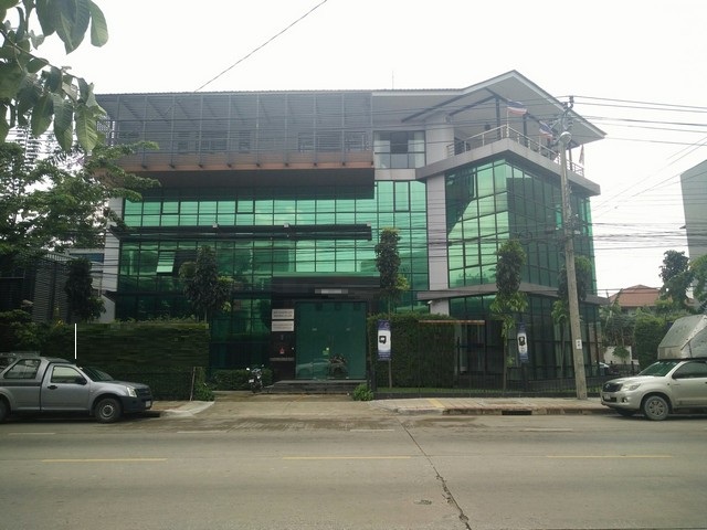 ให้เช่าอาคารสำนักงาน 4 ชั้น 1,700 ตร.ม. มีที่พักชั้นบน พร้อมลิฟต์ ถนนคู้บอน เขตคันนายาว รองรับการใช้งานเชิงธุรกิจเต็มรูปแบบ คนผ่านจำนวนมาก เหมาะกับธุรกิจทุกประเภทราคาขาย 58,000,000 บาท  ราคาเช่า 300,000 บาท ที่ตั้ง อาคาร185/2 ถนนคู้บอน ซอยคู้บอน 29 แขวงรามอินทรา เขตคันนายาว กรุงเทพฯติดต่อ : คุณภัสพงณ์ 0634098164Line : binkem22https://www.facebook.com/profile.php?id=61581484955548เนื้อที่ 185 ตารางวา พื้นที่ใช้สอย ประมาณ 1,700 ตารางเ