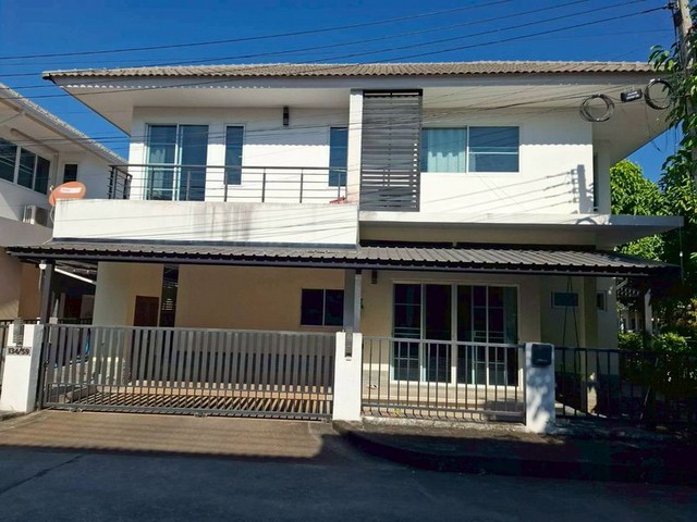 บ้านเช่าเชียงใหม่ ในโครงการคุณภาพ “ล้านนาเฮอริเทจ”ทำเลดี ใกล้โรงเรียนนานาชาติ เหมาะสำหรับครอบครัวและชาวต่างชาติ รายละเอียดบ้าน3 ห้องนอน 3 ห้องน้ำขนาดที่ดิน 55 ตารางวาบ้านสภาพดี พร้อมเข้าอยู่มีพื้นที่จอดรถ สิ่งอำนวยความสะดวกในโครงการสระว่ายน้ำฟิตเนสระบบรักษาความปลอดภัย ทำเลใกล้เคียงตรงข้ามตลาดเจริญๆใกล้ Unity เพียง 10 นาทีใกล้โรงเรียนวารี 15 นาทีเข้าเมื�