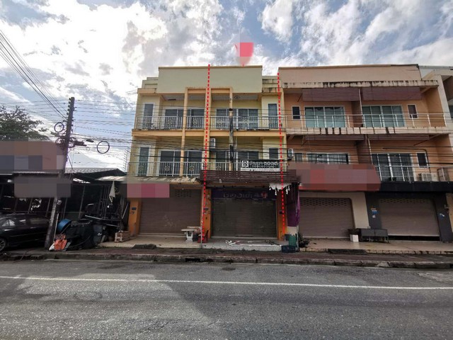  รหัสทรัพย์ (Code ID) :  PTT-26-B13148  ราคา  4,069,000 บาท (ราคาต่อรองได้) ▸ เนื้อที่ 18.40 ตารางวา พื้นที่ใช้สอย 198 ตารางเมตร   ▸ - ห้องนอน - ห้องน้ำ    ▸ 1 ที่จอดรถ   ตึกแถวหันไปทางทิศ   พิกัดทรัพย์ :  https://maps.app.goo.gl/Q2zU2GcuiF9D1wXm9  สถานที่ใกล้เคียง ▸ใกล้โลตัส นครศรีธรรมราช ▸ใกล้วัดพระมหาธาตุวรมหาวิหาร ▸ใกล้โรงพยาบาลเทศบาลนครนครศรีธรรมราช ▸ใกล้องค์การบริหารส่วนจังหวัดนครศรีธรรมราช  สอบถามเพิ่มเติม / นัดชม โ�