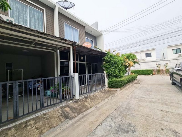   ขาย บ้านเดี่ยว/ทาวน์เฮ้าส์/คอนโด โครงการ ทาวน์เฮ้าส์ เดอะคัลเลอร์ เลชเชอร์ บางพลี  ถนน เทพรัตน์ (บางนา-ตราด) ตำบล บางพลีใหญ่ อำเภอ บางพลี จังหวัด สมุทรปราการ   ราคาโปรโมชั่น 2,824,000     บาท    ลดจาก  3,300,000    บาท ราคาโปรโมชั่นตั้งแต่วันที่  2 มีนาคม - 31 พฤษภาคม 2569  รายละเอียดทรัพย์ -  เนื้อที่ 31.60 ตร.ว.    พื้นที่ใช้สอย 102.00 ตร.ม.  -  1 ที่จอดรถ  -  บ้านหันไปทางทิศ  ใต้  พิกัดทรัพย์ : https://maps.app.goo.gl/CSme6f3592F8KWC