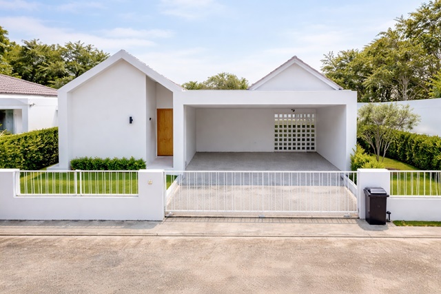 วัดพระพุทธบาทน้อย บ้านเดี่ยว 3นอน 3 น้ำ ใกล้ ตลาดชุมชน 800 ม. และวัดพระพุทธบาทน้อย 900 ม. 38 ตร.ว. 150 ตร.ม. 14,999 B-M. บ้านมินิมอลสไตล์ มีคอร์ทยาร์ดกลางบ้าน บรรยากาศร่มรื่น วิวภูเขา เหมาะอยู่อาศัย ใกล้ธรรมชาติ และชุมชนคุณภาพในแก่งคอย  เดินทางเข้าเมืองสระบุรี และแก่งคอยได้ง่ายWat PhraPhutthabatNoi Single-story detached house with 3 bed 3 bath near local market 800 m. and Wat Phra Phutthabat Noi 900 m. land size 38 sq.wa. usable area 150 sq.m. price 14,999 B-M. minimalist style with courtyard peaceful mountain view ideal for living close to nature in