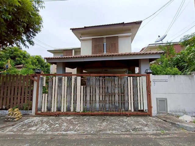    ขายบ้านเดี่ยว โครงการ บ้านพรทวีบ้านวิวสวน  ห่างจาก โลตัส ศาลายา 3.20 กม.  ถนน พุทธมณฑลสาย 5 ตำบล บางกระทึก อำเภอ สามพราน จังหวัด นครปฐม  ราคาโปรโมชั่น  4,273,000  บาท    ลดจาก  4,800,000   บาท ราคาโปรโมชั่นตั้งแต่วันที่  2 มีนาคม - 31 พฤษภาคม 2569  รายละเอียดทรัพย์ -  เนื้อที่ 76.30 ตร.ว.  พื้นที่ใช้สอย 228.00 ตร.ม. -  ห้องนอน  ห้องน้ำ  -  ที่จอดรถ  -  บ้านหันไปทางทิศ  พิกัดทรัพย์ : https://maps.app.goo.gl/Mrui7KMzhPugQYxG9  สถานที่ใกล้เ�