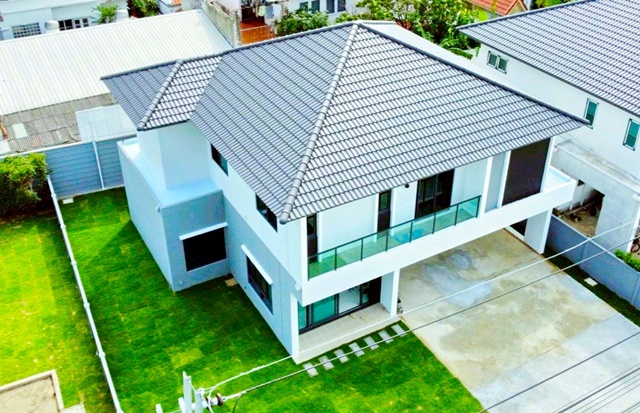 รร.นานาชาติ Harrow 800ม. บ้านเดี่ยว 2 ชั้น 4 นอน 5 น้ำ และสนามบินดอนเมือง 100 ตร.ว. 252ตร.ม. บ้านหลังมุม  83,999B-M. ทำเล ใกล้ MRT ดอนเมือง 1 กม.เหมาะอยู่อาศัย พร้อมสิ่งอำนวยความสะดวกครบครัน บนถนนเมนใกล้ Clubhouse บรรยากาศร่มรื่น ถ.ช่างอากาศอุทิศnear Harrow Inter Sch 800m. Two-story detached house 4bed 5bath DonMueang Airport 100sq.wa. 252 sq.m. corner house price 83,999B-M prime location near Don Mueang MRT 1 km. on Chang Akat Uthit Road ideal for living with full amenities and pleasant atmosphereถ.ช่างอากาศอุทิศ สรงประภา แขวงดอนเมือง เขตดอนเมือง กรุง�