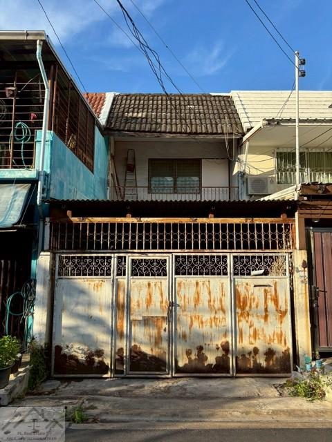 ขายทาวน์เฮ้าส์ 2 ชั้น โซนดินแดง-พระราม 9 ซอยหลังห้างฟอร์จูนรัชดา ใกล้ Central พระราม 9 (ขายตามสภาพ)ราคาขาย 4,590,000 บาท (พร้อมโอน)ที่ตั้ง ถนนอโศก-ดินแดง ซอยโพธิ์ปั้น แขวงดินแดง เขตดินแดง กรุงเทพมหานคร 10400ติดต่อ : คุณภัสพงณ์ 0634098164Line : binkem22https://www.facebook.com/profile.php?id=61581484955548เนื้อที่ 15.5 ตารางวา จำนวน 2 ชั้น 2 ห้องนอน 2 ห้องน้ำ ที่จอดรถ 1 คันถนนซอยกว้าง ซอยหลังห้างฟอร์จูนรัชดา สามารถทะลุออกรัชดาซอย 3 ได้