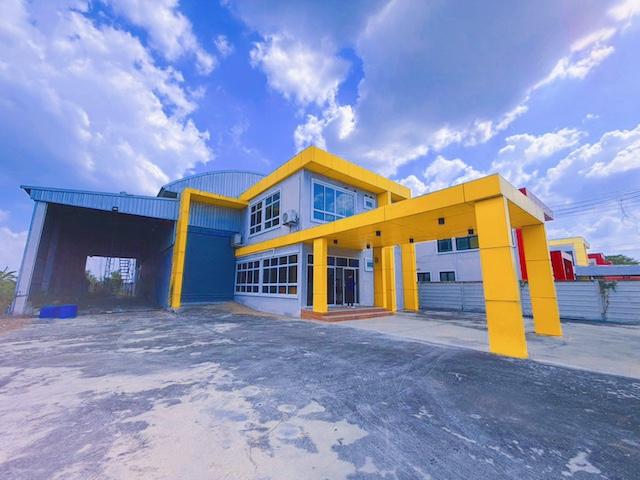 ขายโรงงานพร้อมออฟฟิศ 2 ชั้น บางเลน นครปฐม พื้นที่ 2 ไร่ รองรับการผลิตอาหารและเครื่องสำอาง มาตรฐาน อย.ติดต่อAgent คุณบัวโทร 0936464597Line Bua093ราคา 25,000,000 บาทรายละเอียดทรัพย์โรงงานพร้อมออฟฟิศ ตั้งอยู่ในพื้นที่นราภิรมย์ อำเภอบางเลน จังหวัด Nakhon Pathom บนที่ดินขนาด 2 ไร่ สภาพดี พร้อมใช้งานทันที เหมาะสำหรับธุรกิจอุตสาหกรรมขนาดเล็กถึงกลาง โดยเฉพาะธุรกิจอาหาร อาหารเสริม และเครื่องส�