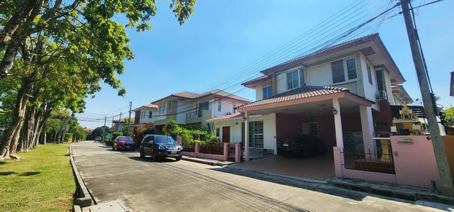 ม.ฮาบิเทียบางใหญ่ ซอยคลองถนน จ.นนทบุรีขายบ้านเดี่ยว 2 ชั้น เนื้อที่ 57.6 ตร.ว. พื้นที่ใช้สอย 154 ตร.ม. 4 ห้องนอน 4 ห้องน้ำ 2 ครัวบิลท์อิน 1 ห้องรับแขก  พร้อมแอร์ 4 ตัว เฟอร์นิเจอร์บิลท์อิน ตกแต่งชั้นล่างพื้นกระเบื้อง ชั้นบนพื้นลามิเนต ตกแต่งดี พร้อมอยู่ทำเลดี โครงการติดถนนคลองถนน ตัวบ้านอยู่ต้นโครงการ ตรงข้ามสนามเด็กเล่น ใกล้สระว่ายน้ำ สาธารณูปโภคครบ มีรปภ 24 ชั่วโมง ก�