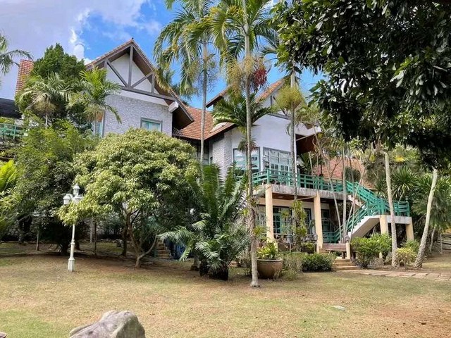 ขายบ้านพักตากอากาศสุดหรู โครงการภูริพิมานรีสอร์ทปากช่อง จังหวัดนครราชสีมา #รายละเอียด-บ้านพักตากอากาศ โครงการภูริพิมานรีสอร์ทปากช่อง - ที่ดินรวมทั้งหมด 5 ไร่เป็นเนื้อที่โฉนด 3 ไร่ 2 งาน(ที่งอก ที่เป็นสระน้ำ ประมาณ 1 ไร่ 2 งาน -ตัวบ้านเล่นระดับ 3 ชั้นจำนวน 3 ห้องนอน 4 ห้องน้ำ-มีห้องแม่บ้าน 1 หลังจำนวน 2 ห้องนอน-ต้นไม้ที่ปลูกบริเวณบ้าน ปลูกโดยสวนนงนุชพัทยา-บรรยากาศ�