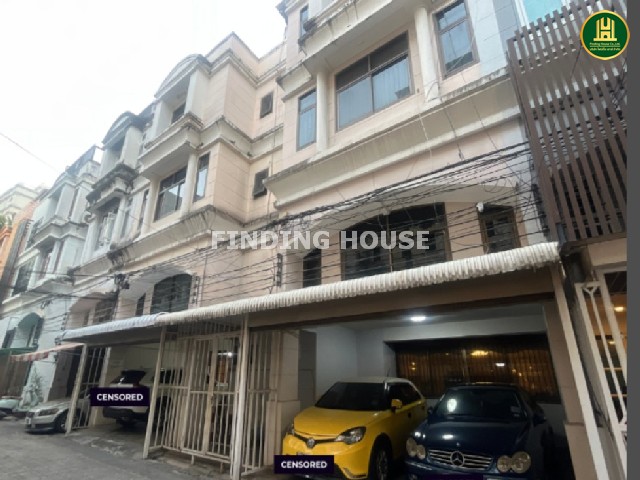 บ้านทำเลดี ใจกลางสุขุมวิท เดินทางสะดวก อาคารพาณิชย์ 2 คูหา 3.5ชั้น 50 ตร.วา ราคาดี อย่าปล่อยหลุดมือบ้านหลังนี้ตั้งอยู่ใน ซอยพร้อมศรี 1 อยู่ระหว่าง สุขุมวิท 39 และ 49เป็นอาคาารพาณิชย์ 2 คูหา 3.5 ชั้น ที่ดิน 50 ตารางวาพื้นที่ใช้สอยมากถึง 600 ตารางเมตรเจ้าของอยู่อาศัยเอง จอดรถได้หลายคัน*** บ้านหลังนี้มีจุดเด่นถึง 2 ส่วน ***1.ทำเลดีมาก สถานที่สำคัญๆ ครบจบเดินทางสะดวกมาก เพราะสา