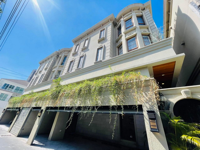 For Sale and Rent บ้านหรูPool Villa 4+3ห้อง สไตล์ยุโรปคลาสสิกสุขุมวิท 63 (เอกมัย 28)ราคาเช่า 480,000 /เดือนรายละเอียดทรัพย์สิน• บ้านเดี่ยว 3 ชั้นครึ่ง พร้อมสวนดาดฟ้า• พื้นที่ดิน 64.5 ตร.วา | พื้นที่ใช้สอย 846 ตร.ม.• กรรมสิทธิ์แบบ Freehold• รับประกันโครงสร้าง 5 ปี / งานบิลท์อิน 2 ปีรายละเอียดบ้าน• ห้องนั่งเล่น 3 ห้อง• ห้องนอนมาสเตอร์ 4 ห้อง (Walk-in Closet & อ่างอาบน้ำในตัว)• มุมทำงาน / ห้องออกกำลังกาย / ห้องบันเทิง /