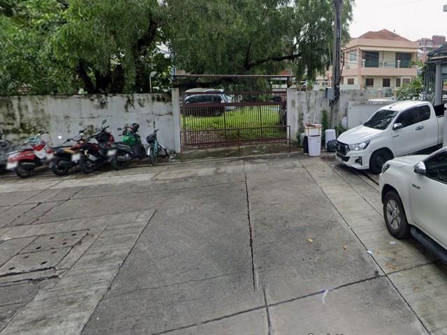 ขายที่ดิน200ตร.ว.หมู่บ้านทาวน์อินทาวน์ลาดพร้าวถนนศรีวราใกล้เลียบด่วนรามคำแหงพระราม9ราคาขาย 30,000,000 บาท ( ราคา 150,000 บาท / ตร.ว.)ที่ตั้ง ถนนศรีวรา แขวงพลับพลา เขตวังทองหลาง กรุงเทพมหานคร 10310ติดต่อ : คุณภัสพงณ์ 0634098164Line : binkem22https://www.facebook.com/profile.php?id=61581484955548เนื้อที่ 200 ตารางวา หน้ากว้างประมาณ 36 ลึกประมาณ 25 เมตรแปลงสี่เหลี่ยมสวย เหมาะสร้างบ้าน สำนักงาน หรือลงทุนอื่นๆสถานที่ใกล้เคียง- เลียบด