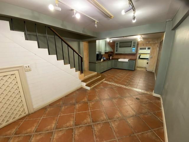 ขาย ให้เช่า อาคารพาณิชย์ ห้องหัวมุม ริมถนนศรีนครินทร์ ใกล้รถไฟฟ้า สถานีแบริ่ง 250 ม. ทำเลดี จอดรถได้ ทำเลดีเหมาะทำธุรกิจ*** ราคาเช่า 30,000 บาท/เดือน*** ราคาขายด่วน ลดเหลือ 9,600,000 บาท ค่าโอนคนละครึ่งติดต่อ คุณช่อผกา โทร 0616198565 LINE 0616198565สำรอง LINE 0812523279 ส่งลิ้งก์ไว้ได้เลยรหัส# T26-423อาคารพาณิชย์ห้องหัวมุม ริมถนนศรีนครินทร์ 6 ชั้น ใกล้รถไฟฟ้า สถานีแบริ่ง 250 ม. ทำเลดี จอดรถได้ เหมาะทำธุรกิจ