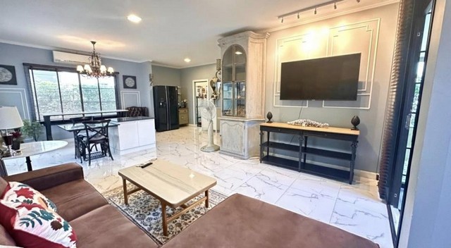 ขาย บ้านเดี่ยว 2 ชั้น โครงการ มัณฑนา ศรีนครินทร์ - บางนา Mantana Srinakarin-Bangnaใกล้ MEGA BANGNA ถนนหนามแดงปรับลดราคาลง เหลือ 11,500,000 บาท ค่าใช้จ่าย ณ วันโอนคนละครึ่งติดต่อ คุณช่อผกา โทร 0616198565 LINE 0616198565สำรอง LINE 0812523279 ส่งลิ้งก์ไว้ได้เลย- โครงการของ LAND & HOUSES- เนื้อที่ 73.2 ตารางวา -พื้นที่ใช้สอย 203 ตารางเมตร - 4 ห้องนอน 3 ห้องน้ำ-แอร์ทุกห้อง(6ตัว)- 1 ห้องรับแขก 1 ห้องเอนกประสงค์(ต่อเติม) 1 ห้องครัว- คลับเฮ้า - สวน สนา