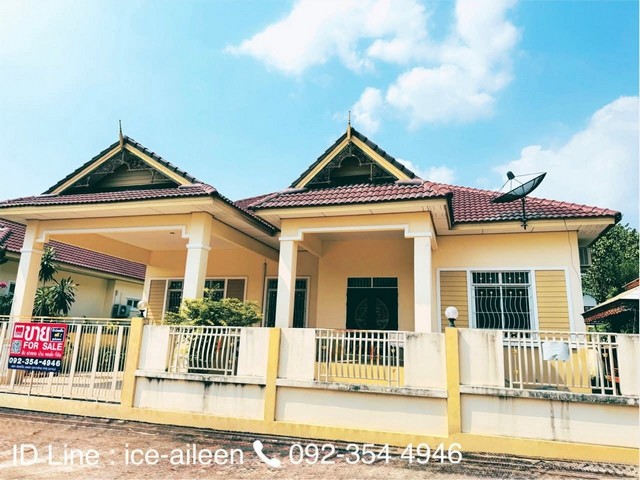 บ้านมือสอง ที่เจ้าของไม่เคยเข้าอยู่ ม.นาวีเฮ้าส์ 35 บางเสร่ ใกล้พัทยา เข้าอยู่ได้ทันที ทำเลดี เงียบสงบ อยู่เองก็ดี ลงทุนก็ปัง!พิกัดทั้ตั้ง : 35/36 หมู่บ้านนาวีเฮ้าส์ 35 ต.บางเสร่ อ.สัตหีบ จ.ชลบุรี https://maps.app.goo.gl/PXxZVhpfEpDDbiA37?g_st=ic ราคาเพียง 4.5 ล้าน ค่าโอนและภาษี คนละครึ่ง (50/50)รายละเอียดบ้าน ที่ดินกว้าง 98.6 ตร.ว. 3 ห้องนอน 3 ห้องน้ำ แยกโซนแห้ง-เปียก พร้อม Shower stall ห้องโถงขนาดใหญ่ แบ่งโซนรับแขก /