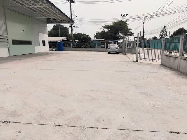 ให้เช่าโกดัง นาป่า อำเภอเมืองชลบุรี 400 ตารางเมตร มีรั้วล้อมรอบปลอดภัย มีความเป็นส่วนตัว ไฟฟ้า 380v. 15/45A(RK964)ติดต่อAgent : คุณเด่นชัย: 09-8481-8989:06-2839-4747ID Line :0984818989โกดัง ถนน ท้องคิ้ง-หนองรี ซอย 13 ชลบุรีที่ตั้ง ถนน ท้องคิ้ง-หนองรี ซอย 13 ตำบล นาป่า อำเภอเมืองชลบุรีเนื้อที่ 1 ไร่ พื้นที่โกดังขนาด 400 ตารางเมตรออฟฟิศ 1 ห้อง ขนาด 4×10 เมตร (มีห้องน้ำในตัว 1 ห้อง)ห้องน้ำในอาคาร 3 ห้องปลอดภัย มีความเป็�