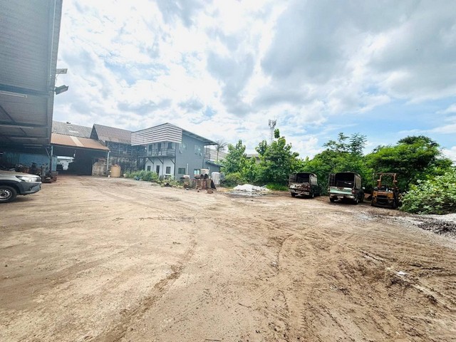 #ขายกิจการโรงหล่อโลหะ อ.กระทุ่มแบน สมุทรสาคร #ผังสีม่วง    โรงงานตั้งอยู่บน ที่ดินขนาด 4 ไร่ 2 งาน 39.2 ตร.วา มีทั้งหมด 12 โฉนด     ตัวโรงงานมีพื้นที่ใช้สอยประมาณ 1.5 ไร่ มีสำนักงาน2ชั้น พร้อมบ้านพัก 10 ห้องนอน 4 ห้องน้ำ    มีบ้านพักคนงานด้านหลังโรงงานสองชั้น 2 งาน    มีที่ดินเปล่าด้านหลังโรงงานเกือบ 3 ไร่ สามารถต่อเติมเพิ่มเติม หรือเป็นลานจอดรถโรงงานติดถนนในซอยหน้ากว้าง 64 เม�