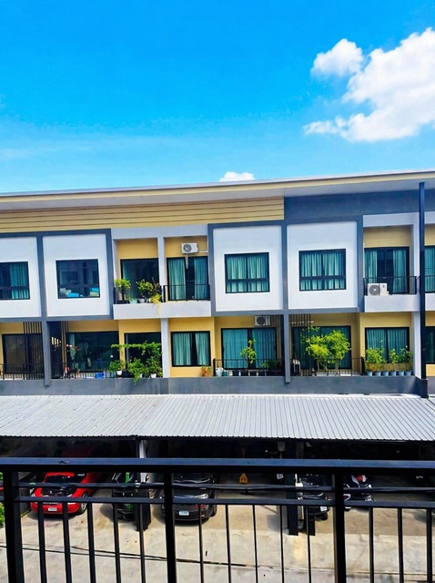 BTS สำโรง 1กม. ทาวน์โฮม 4 นอน 3 น้ำ ใกล้BTS แบริ่ง  20 ตร.ว. 240 ตร.ม. บ้านใหม่ 3 ชั้น  27,999 B-M. ทำเลสุขุมวิท 113  เดินทางสะดวก เหมาะอยู่อาศัย พื้นที่ใช้สอยกว้างขวาง  ฟังก์ชันครบ บรรยากาศเป็นส่วนตัว ใกล้อิมพีเรียลเวิร์ด สำโรง 1.5 กม.แหล่งไลฟ์สไตล์ รถไฟฟ้า และเส้นทางหลักหลายสายBTS Samrong 1km. 4bed 3bath townhome BTS Bearing 20sq.wa. 240sq.m. new 3story house 27,999 B-M. prime Sukhumvit113 location convenient transportation ideal for living spacious functional layout private atmosphere close to Imperial World Samrong 1.5 km. lifestyle amenities BTS Skytrain and main roads for