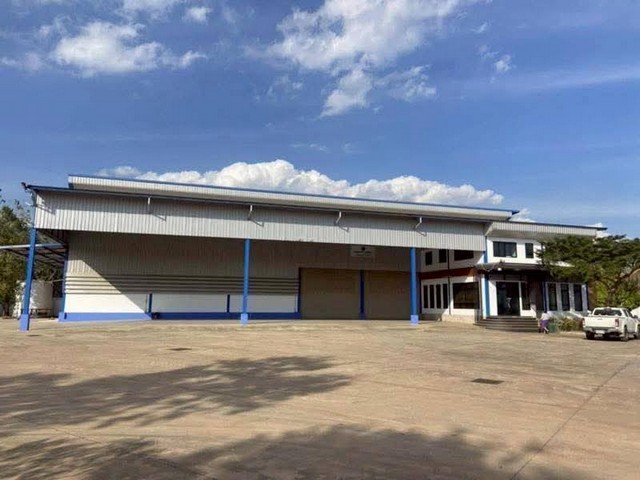 #ขายโรงงานพร้อมใช้งาน 7 ไร่ 3 งาน ติดถนน 304 ต.เกาะขนุน อ.พนมสารคาม จ. ฉะเชิงเทรา  EEC พื้นที่ครบ ฟังก์ชันแน่น รองรับธุรกิจอุตสาหกรรม #ราคาเพียง 40,000,000 บาท #ค่าโอนกรรมสิทธิ์ 50|50 #รายละเอียดทรัพย์ • พื้นที่โรงงาน: 25 x 39 ม. = 975 ตร.ม. • ความสูงประมาณ 9 เมตร • ติดตั้ง Overhead Crane รองรับ 5 ตัน (ปัจจุบันติดตั้งเครน 2 ตันชั่วคราว) จำนวน 1 ตัว • ประตูม้วนไฟฟ้า 5 บาน • อาคารสำนักงาน 2 ชั้น: 9 x 10 x 2 = 180 ตร.ม. • พื้นท