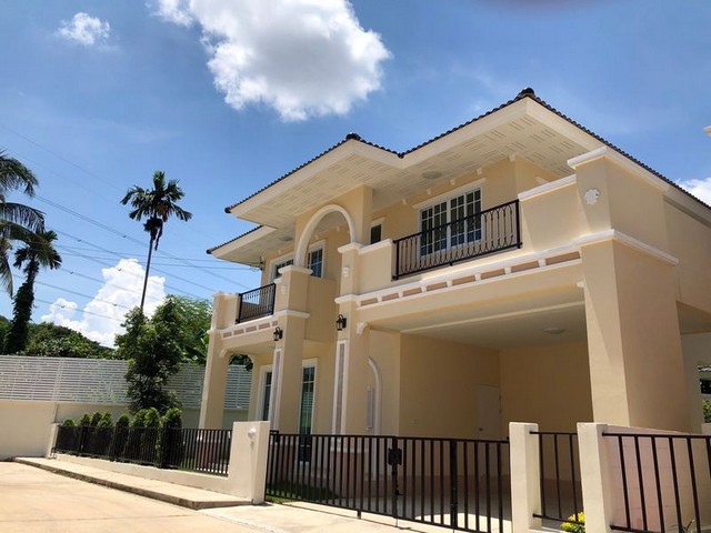 #ดีญ่าวาเล่ย์ #สารภี ให้เช่า 40,000 บาท/เดือน 60 ตรว. 4 นอน 3 น้ำ บ้านเดี่ยวหลังใหญ่ 2 ชั้น #พร้อมเฟอร์นิเจอร์ครบ #ไม่อนุญาตสัตว์เลี้ยง ทำเลดี #ติดถนนใหญ่ ตกแต่งสวย #หิ้วกระเป๋าพร้อมเข้าอยู่ได้เลยที่ดิน 60 ตารางวาพื้นที่ใช้สอย 230 ตรม.4 ห้องนอน 3 ห้องน้ำ 1 ห้องนั่งเล่น1 ห้องครัว2 ที่จอดรถสะดวกทุกการเดินทาง เชื่อมต่อกับห้างสรรพสินค้า โรงเรียน และโรงพยาบาลชั้นนำ ▸เซ็นทรัลเฟสต