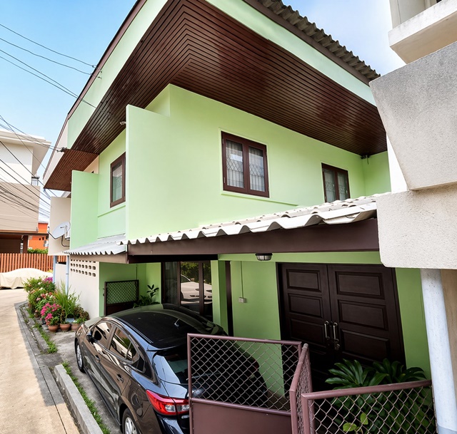 ซ.อินทามระ 1-8 ทาวน์เฮ้าส์ 2 นอน 1 น้ำ ใกล้BTS สะพานควาย 750 ม. 25 ตร.วา.200 ตร.ม. 14,999 B-M. เหมาะอยู่อาศัยในเมือง ทำเลศักยภาพใจกลางพญาไท ใกล้แหล่งงาน และสิ่งอำนวยความสะดวกครบครัน ทำเลดี ใกล้รพ.เปาโลพหลโยธิน 900 ม.และแยกสะพานควาย เดินทางสะดวก เชื่อมต่อถนนสายหลักหลายเส้นSoi Inthamara 1-8 2-bed 1-bath townhouse near BTS Saphan Khwai 750 m. 25 sq.wa. 200 sq.m. 14,999 B-M ideal for city living prime location in the heart of Phaya Thai close to workplaces and complete amenities good location near Paolo Phaholyothin Hospital 900 m. and Saphan Khwai intersection convenient trans