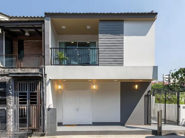 ให้เช่าบ้าน 2 ชั้น หลังมุม 3 ห้องนอน หมู่บ้านอยู่เจริญ ซอยรัชดา 18 บ้านสวยตกแต่งใหม่ เฟอร์นิเจอร์ครบพร้อมอยู่ ใกล้ MRT ห้วยขวาง **อยู่อาศัยหรือ ทำ Air BNB ได้ *** ราคาเช่า 99,000 บาท / เดือน  ติดต่อ::  ชยา โทร/ID Line:: 0942823961   Link Line:: https://line.me/ti/p/3xFA1An8Kcรหัส # T26-509บ้าน 2 ชั้น หลังมุม หมู่บ้านอยู่เจริญ ซอยรัชดา 18 บ้านสวยตกแต่งใหม่ เฟอร์นิเจอร์ครบพร้อมอยู่ • ขนาด 36 ตรว.• พื้นที่ใช้สอย 300 ตรางเมตร• 3 ห้องนอนใหญ่