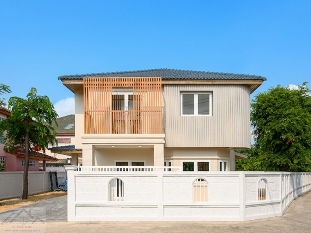 ขายบ้านเดี่ยว 2 ชั้น 78 ตรว. ทองสถิตย์วิลล่า รามอินทรา 34 รีโนเวทใหม่ทั้งหลัง สไตล์ Modern Tropical-Industrial ใกล้รถไฟฟ้า ใกล้ทางด่วน *** ราคาขาย 10.5 ล้านบาท  ติดต่อ::  ชยา โทร/ID Line:: 0942823961   Link Line:: https://line.me/ti/p/3xFA1An8Kcรหัส# T26-096บ้านเดี่ยว 2 ชั้น ทองสถิตย์วิลล่า รามอินทรา 34เนื้อที่ 78 ตร.ว. พื้นที่ใช้สอย 189 ตร.ม.4 ห้องนอน 3 ห้องน้ำ 2 ที่จอดรถรีโนเวทใหม่ทั้งหลัง ในสไตล์ Modern Tropical-Industrialบ้านสวยพร้อมอยู่ ไม่ต้องเสียเวลาแต่�