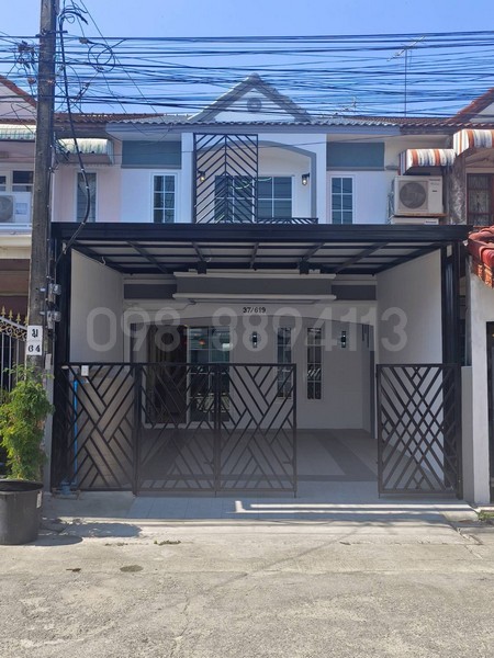 ทาวน์เฮ้าส์รีโนเวทใหม่ #หมู่บ้านเคซี3 หทัยราษฎร์ 39หลังนี้อยู่ถนนเมน ต้นโครงการ เดินทางสะดวกมากค่ะราคาเพียง 2.39 ล้านบาท (ฟรีโอน!)รายละเอียดบ้าน:เนื้อที่ 22.5 ตรว. | 3 นอน 2 น้ำ 1 ครัวที่จอดรถต่อเติมหลังคาพร้อมปูกระเบื้องเรียบร้อยรีโนเวทใหม่ทั้งหลัง เปลี่ยนสุขภัณฑ์ และหน้าต่างอลูมิเนียมรายการของแถม (คุ้มมาก!):* โซฟา + ชั้นวางทีวี* โต๊ะทานข้าว 1 ชุด* เฟอร์นิเจอร์ห้องนอน*