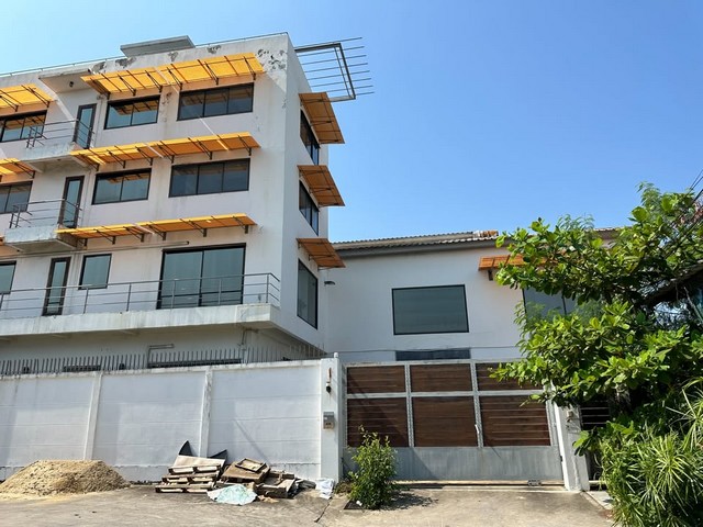 ปล่อยเช่า โกดัง/โรงงาน พร้อมอาคารสำนักงานให้เช่า ที่จอดรถ 12-14 คัน ซอยสุขุมวิท 101 (BTS ปุณณวิถี) พร้อมใช้งานรหัส TTR 2807ซอย สุขุมวิท 101 ปากซอยติดทางขึ้นรถไฟฟ้า (BTS ปุณณวิถี) 1000 ตารางเมตร (250 ตร วา): อาคาร พร้อมโกดัง 800 ตร. เมตร พึ่ง renovate ใหม่ ภายในใหม่ พร้อมใช้งาน ที่จอดรด 200 ตร. เมตร- ห้องประชุม ห้องสำนักงานหลายห้อง  สำนักงาน สี่ชั้น ห้องน้ำทุกชั้น- พื้นที่ load ตู้คอนเทนเนอร์- โกดังเก็บ�