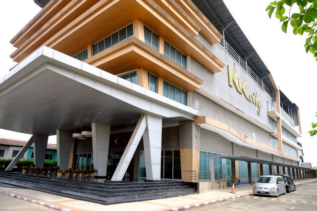 รายละเอียด อาคารสำนักงาน 1 หลัง 5 ชั้น  พร้อมลิฟท์ 1 ตัว- ชั้นหนึ่ง เป็นส่วนของออฟฟิศเจ้าหน้า และส่วนผู้บริหาร-ชั้นสอง ห้องประชุม ห้องจัดเลี้ยง-ชั้นที่สาม พื้นที่สำนักงานให้เช่า มีห้องน้ำแยกหญิง-ชาย-ชั้นที่สี่ พื้นที่สำนักงานให้เช่า มีห้องน้ำแยกหญิง-ชาย-ชั้นบน ดาดฟ้าอาคารที่สอง โรงอาหาร 3 ชั้น-ชั้นหนึ่ง โรงอาหาร-ชั้นสอง ห้องออฟฟิศ ห้องประชุม-ชั้นสาม ห้องออฟฟ