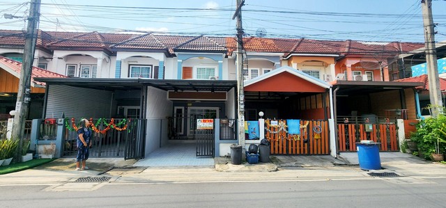 หมู่บ้านเปี่ยมสุข ถนนสุขาประชาสรรค์ 2 ซอย 44 (วัดกู้) ต.บางพูด อ.ปากเกร็ด จ.นนทบุรีรหัสทรัพย์ :16641ประเภท :ทาวน์เฮ้าส์ / ทาวน์โฮมโครงการ :ม.เปี่ยมสุขที่ตั้ง :ถนนสุขาประชาสรรค์ 2 ซอย44 ต.บางพูด อ.ปากเกร็ด จ.นนทบุรีโซน :โซน Dเนื้อที่ :19 ตร.ว.พื้นที่ใช้สอย :80 ตร.ม.ห้องนอน :2 ห้องห้องน้ำ :2 ห้องห้องอื่น ๆ :- ห้องจำนวนชั้น :2 ชั้นชั้นบน :ลามิเนต+กระเบื้องชั้นล่าง :ลามิเนตที่จอดรถ :2 คันเครื่