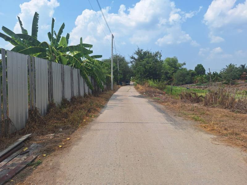 ##ขายที่ดินพร้อมสิ่งปลูกสร้าง 2-3-0 ไร่ หน้ากว้างติดถนน 47 เมตร อ.ลาดบัวหลวง จ.พระนครศรีอยุธยาโซน : อ.ลาดบัวหลวง  จ.พระนครศรีอยุธยาที่ตั้ง :  ต.คู้สลอด อ.ลาดบัวหลวง จ.พระนครศรีอยุธยา  13230ลักษณะโดยทั่วไป- ที่ดินเปล่า  ถมแล้ว หน้าแปลงที่ดินติดถนนยาว 47 เมตร- เนื้อที่  2-3-0  ไร่,  บรรยากาศร่มรื่น, เป็นส่วนตัว, น่าอยู่อาศัย- หน้ากว้าง 47 เมตร ลึก 103 เมตร- ขายพร้อมบ้านน็อคดาวน์ 1 หลัง, สระ�