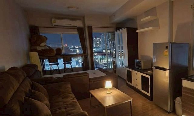 ให้เช่า 10,000 บาท/เดือน ขายเพียง 1.99 ล้าน 33 ตรม. #ศุภาลัยมอนเต้ @เวียง คอนโด #วิวสระ + #วิวดอยสุเทพ + #วิวเซ็นทรัลเฟสติวัล ครบในห้องเดียวรายละเอียดห้อง• ขนาด 33 ตร.ม.• ชั้น 12 วิวสวย ลมดี• ห้องสตูดิโอ 1 ห้องน้ำเฟอร์นิเจอร์ & เครื่องใช้ไฟฟ้าครบ• เตียง + ชุดเครื่องนอน• โซฟา• แอร์• Smart TV• ตู้เย็น• ไมโครเวฟ• เครื่องทำน้ำอุ่น• ตู้เสื้อผ้า + โต๊ะเครื่องแป้ง• โต๊ะทำงาน• โต๊ะทานอาหารจา