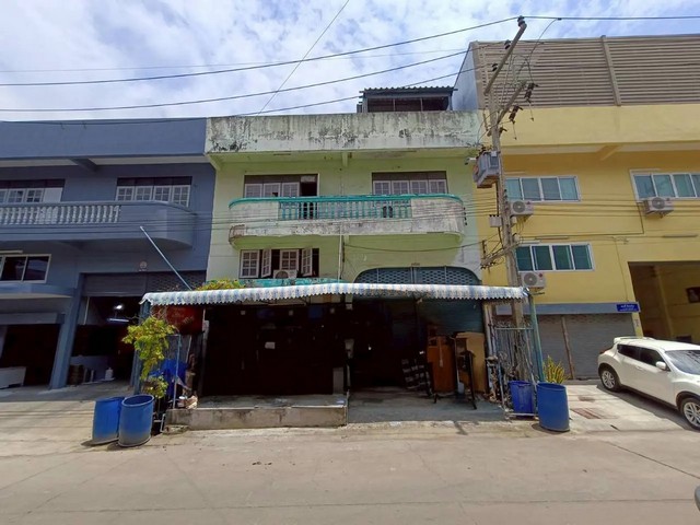    ขายโรงงาน คอกกระบือ เมืองสมุทรสาคร  ห่างจากเซ็นทรัล มหาชัย เพียง 6.60 กม.  ซอย มั่งมีทรัพย์ ถนน เลียบคลองสี่วาพาสวัสดิ์ ตำบล คอกกระบือ อำเภอ เมืองสมุทรสาคร จังหวัด สมุทรสาคร  ราคาโปรโมชั่น   3,951,000   บาท    ลดจาก  5,220,000  บาท ราคาโปรโมชั่นตั้งแต่วันที่  2 มีนาคม - 31 พฤษภาคม 2569  รายละเอียดทรัพย์ -  เนื้อที่ 95.00 ตร.ว.  พื้นที่ใช้สอย 670 ตร.ม. -  3 ห้องนอน 3 ห้องน้ำ   -  ที่จอดรถ 1 คัน -  บ้านหันไปทาง�