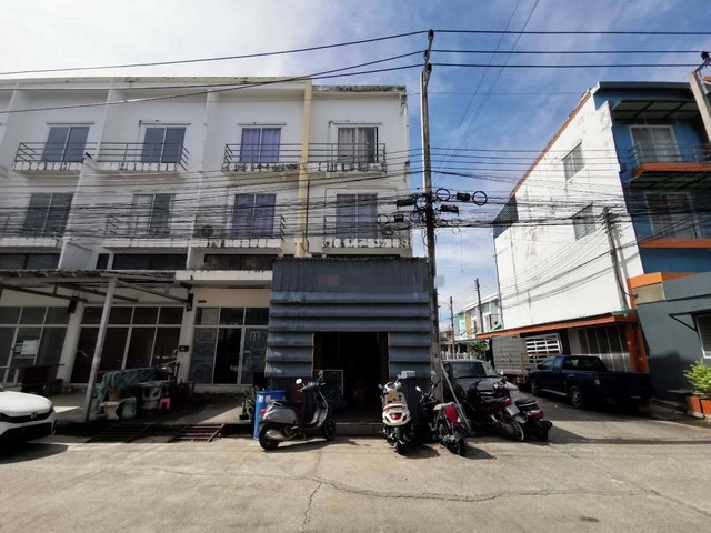  รหัสทรัพย์ (Code ID) :  PTT-26-P00847  ราคา  2,368,000 บาท (ราคาต่อรองได้) ▸ เนื้อที่ 16 ตารางวา  พื้นที่ใช้สอย 180 ตารางเมตร   ▸ - ห้องนอน - ห้องน้ำ     ▸ 1 ที่จอดรถ   อาคารพาณิชย์หันไปทางทิศ   พิกัดทรัพย์ :  https://maps.app.goo.gl/LU623cpxEVtUHZ1P7  สถานที่ใกล้เคียง ▸ใกล้บิ๊กซี ซูเปอร์เซ็นเตอร์ รังสิต คลอง 6 ▸ใกล้มหาวิทยาลัยเทคโนโลยีราชมงคลธัญบุรี ▸ใกล้โรงพยาบาลธัญบุรี ▸ใกล้สำนักงานเทศบาลตำบลธัญบุรี  สอบถามเพิ่มเติม / นั