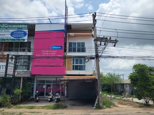    ขายอาคารพาณิชย์ ปลวกแดง ระยอง ราคาโปรโมชั่น ลดพิเศษ   ถนน ปลวกแดง-ห้วยปราบ ตำบล มาบยางพร อำเภอ ปลวกแดง จังหวัด ระยอง  ราคาโปรโมชั่น  3,992,000   บาท    ลดจาก  4,510,000   บาท ราคาโปรโมชั่นตั้งแต่วันที่  2 มีนาคม - 31 พฤษภาคม 2569  รายละเอียดทรัพย์ -  เนื้อที่ 24.00 ตร.ว.  พื้นที่ใช้สอย 162.75 ตร.ม. -  บ้านหันไปทางทิศ ตะวันตกเฉียงใต้  พิกัดทรัพย์ : https://maps.app.goo.gl/BE6YVLSEUqpx5FNu9  สถานที่ใกล้เคียง   -  ตลาดมาบยางพร  0.30 กม. -  