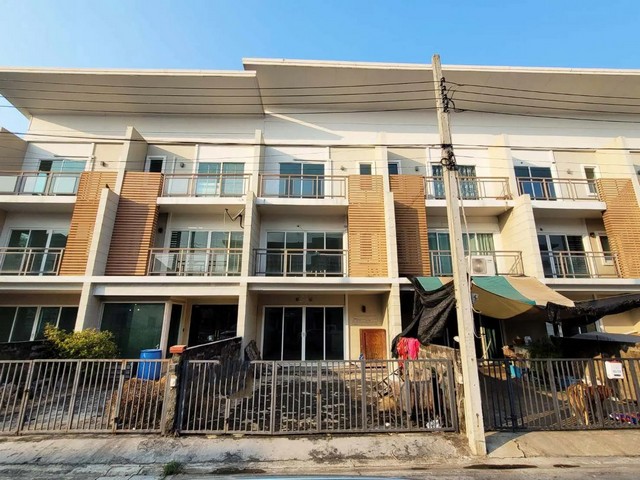    ขายทาวน์เฮ้าส์ โครงการ ดีลักซ์ ทาวน์    ซอย รามอินทรา 34 ถนน รามอินทรา แขวง ท่าแร้ง เขต บางเขน จังหวัด กรุงเทพมหานคร  ราคาโปรโมชั่น  4,017,000    บาท    ลดจาก  4,545,000  บาท ราคาโปรโมชั่นตั้งแต่วันที่  2 มีนาคม - 31 พฤษภาคม 2569  รายละเอียดทรัพย์ -  เนื้อที่  23.00 ตร.ว.  พื้นที่ใช้สอย 183.07 ตร.ม. -   4 ห้องนอน 3 ห้องน้ำ   -  ที่จอดรถ 1 คัน  -  บ้านหันไปทางทิศ ใต้  พิกัดทรัพย์ : https://maps.app.goo.gl/2ZxXVrmygX4DmVkt8  สถานที่ใกล้เคียง   -  �