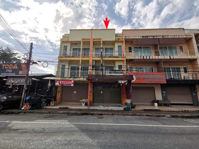    ขาย ตึกแถว เมืองนครศรีธรรมราช ห่างจาก โลตัส นครศรีธรรมราช เพียง 3.30 กม. ถนน ประตูลอด ตำบล ในเมือง อำเภอ เมืองนครศรีธรรมราช จังหวัด นครศรีธรรมราช  ราคาโปรโมชั่น  4,069,000   บาท    ลดจาก  4,730,000   บาท ราคาโปรโมชั่นตั้งแต่วันที่  2 มีนาคม - 31 พฤษภาคม 2569  รายละเอียดทรัพย์ -  เนื้อที่ 18.40 ตร.ว.  พื้นที่ใช้สอย 198.00 ตร.ม. -  บ้านหันไปทางทิศ ตะวันตกเฉียงเหนือ  พิกัดทรัพย์ : https://maps.app.goo.gl/nrdkGaaBEntUrZKq6  สถานที่ใก