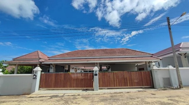   ขาย บ้านเดี่ยว/ทาวน์เฮ้าส์/คอนโด โครงการ โชคชัย 4  ถนน/ซอย  ถนนสุขุมวิท ตำบล บางเสร่ อำเภอ สัตหีบ จังหวัด ชลบุรี  ราคา    7,600,000    บาท   ราคาโปรโมชั่นถึง 31 พฤษภาคม 2569  รายละเอียดทรัพย์ -  เนื้อที่  217.0   ตารางวา  พื้นที่ใช้สอย  401.0  ตารางเมตร -  บ้านหันไปทางทิศ ใต้  พิกัดทรัพย์ : https://share.google/r46o5mMTlFb76g1Z9  สถานที่ใกล้เคียง   -  ตลาดนัด แยกเจ -  ตลาดนัดเซนสิริ -  กรมสรรพาวุธทหารเรือ -  บิ๊กซี ซูเปอร์เซ็น