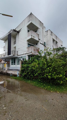   ขาย บ้านเดี่ยว/ทาวน์เฮ้าส์/คอนโด โครงการ อพาร์ทเม้นท์ 3 ชั้น อำเภอท่าศาลา จังหวัดนครศรีธรรมราช   ถนน/ซอย ตำบล อำเภอ จังหวัด  ราคา   8,132,000   บาท   ราคาโปรโมชั่นถึง 31 พฤษภาคม 2569  รายละเอียดทรัพย์ -  เนื้อที่ 92  ตารางวา  พื้นที่ใช้สอย 768 ตารางเมตร  พิกัดทรัพย์ : https://share.google/ObC1oEz3bYThUEYTm  สถานที่ใกล้เคียง   -  โลตัส ท่าศาลา - โรงเรียนท่าศาลาประสิทธิ์ศึกษา  -  โรงพยาบาลท่าศาลา -  ศูนย์การแพทย์มหาว