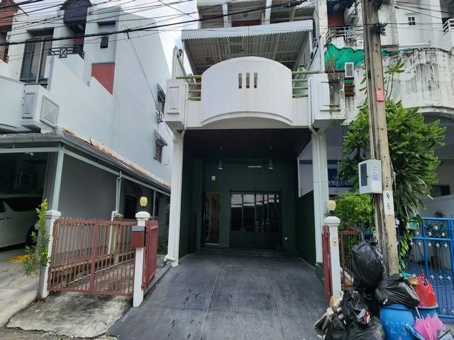  ให้เช่าทาวน์เฮาส์ 3 ชั้น 48.5 ตารางวา 5 ห้องนอน หมู่บ้านศรีวรา ทาวน์อินทาวน์ เลียบด่วน ใกล้ทางด่วน ใกล้เอกมัย ทองหล่อติดต่อ:: ชยา โทร/ID Line:: 0942823961Link Line:: https://line.me/ti/p/3xFA1An8Kcรหัส# T26-440ทาวน์เฮาส์ 3 ชั้น หมู่บ้านศรีวรา ทาวน์อินทาวน์ เลียบด่วน ใกล้ทางด่วน ใกล้เอกมัย ทองหล่อเนื้อที่ 48.5 ตารางวา5 ห้องนอน5 ห้องน้ำหน้ากว้าง 6 x 12 เมตรตกแต่งอย่างดี ชั้นล่างและชั้น 2 เป็นพื้นลามิเนตลายไม้ชั้น 3 เป