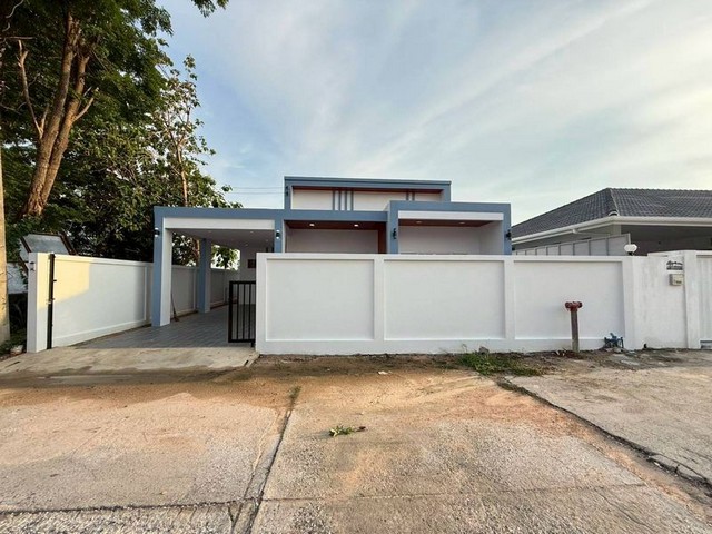 TEL : 092-288 9359 คุณดนิตาLine : https://line.me/ti/p/yxo92dHWP1ขายบ้านเดี่ยวพร้อมเฟอร์นิเจอร์ ใกล้อ่างเก็บน้ำมาบประชันห่างจากถนน 5 เมตรราคาขาย 3,900,000 ลบ.ค่าโอนภาษี 50/50รายละเอียด : ขนาดพื้นที่ 50 ตารางวา3 ห้องนอน 2 ห้องน้ำ 1 ครัว 1 ที่จอดบรรยากาศสงบร่มรื่น เป็นส่วนตัว บ้านโปร่งโล่ง รับลมธรรมชาติ ใกล้นิคม–เมือง เดินทางง่าย เหมาะสำหรับครอบครัวF-A15 (345)