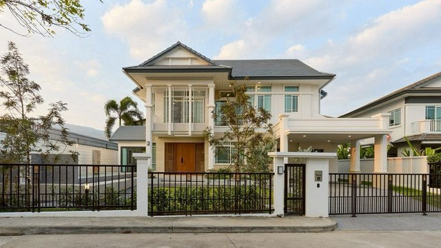 พูลวิลล่าหรู 22.9 ล้าน #SereneLake Chiang Mai ในโครงการคุณภาพระดับพรีเมียม จาก #Land&Houses A Private Luxury Retreat in One of Chiang Mai’s Finest Communities รายละเอียดบ้าน• ที่ดิน 131.5 ตารางวา• บ้าน 2 ชั้น• 4 ห้องนอน | 5 ห้องน้ำ• ที่จอดรถ 3 คัน• Private Pool Villa สระว่ายน้ำส่วนตัวพื้นที่ใช้สอยกว้าง โปร่ง รับแสงธรรมชาติเต็มที่เหมาะทั้งอยู่อาศัยระยะยาว และบ้านพักตากอากาศบ้านที่ให้ทั้งความสงบ ความเป็นส่วนตัว และคุณภาพชีวิตเหนือระดับต�