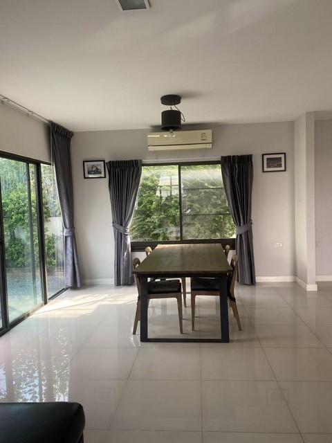 ให้เช่า บ้านเดี่ยว หมู่บ้าน มัณฑนา เลค วัชรพล Lake Watcharapol เหมาะอยู่อาศัย โครงการร่มรื่นราคา 35,000 บาท/เดือน สัญญาเช่า 1 ปี ประกัน 2 เดือน + ล่วงหน้า 1 เดือนติดต่อ คุณช่อผกา โทร 0616198565 LINE 0616198565สำรอง LINE 0812523279 ส่งลิ้งก์ไว้ได้เลยรหัส HR 652-ขนาดที่ดิน 65 ตรว.-3 ห้องนอน 3 ห้องน้ำ-พร้อมเฟอร์ ติดแอร์ บิ๊วด์ครัว-จอดรถ 2 คัน-บ้านใหม่ พร้อมอยู่ ใกล้ทางด่วน-สิ่งอำนวยความสะดวก สวนสาธารณะ ทะเลสาบ คลับเฮ�