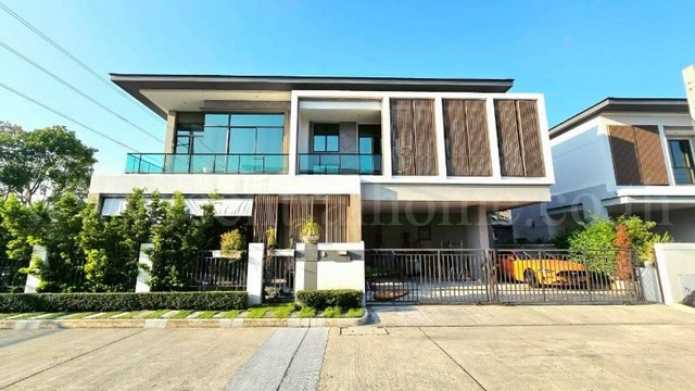 รหัสทรัพย์ : 7000บ้านเดี่ยว บางกอก บูเลอวาร์ด ดอนเมือง-แจ้งวัฒนะ หลังริม บิ้วอินใหม่ทั้งหลังที่ตั้ง : ถนนนาวงประชาพัฒนา แขวงสีกัน เขตดอนเมือง กรุงเทพมหานคร 10210รายละเอียดทรัพย์- บ้านเดี่ยว 2 ชั้น ขนาดเนื้อที่ 83.30 ตารางวา พื้นที่ใช้สอย 360 ตารางเมตร หลังริม- 3 ห้องนอน, 5 ห้องน้ำ, 1 ห้องแต่งตัว, 2 ห้องนั่งเล่น, 2 ห้องครัว, 2 ที่จอดรถ- เฟอร์นิเจอร์บิวท์อิน (Built-in) ทั้งหลัง แอร์ 6 เคร�