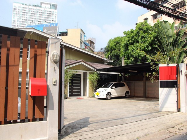 ให้เช่าบ้านเดี่ยว 150 ตรว. ลาดพร้าว 17 ทำเลดี ติด MRT ลาดพร้าว เพียง 20 เมตร เหมาะทำออฟฟิศ*** ราคาเช่า 150,000 บาท/เดือน*** ราคาขาย 40 ล้านบาท  ติดต่อ:: ชยา โทร/ID Line:: 0942823961Link Line:: https://line.me/ti/p/3xFA1An8Kcรหัส# T26-189บ้านเดี่ยว ลาดพร้าว 17 ทำเลดี ติด MRT ลาดพร้าว เพียง 20 เมตร เหมาะทำออฟฟิศเนื้อที่ 150 ตรว บ้านสร้างแข็งแรง เดิมเป็นบ้าน ปัจจุบันต่อเติม ตกแต่ง มาทำเป็นออฟฟิศ มีเรือนหลังเล็ก อีก 1 หลัง ห้องน้ำ 4 ห้อง ห้�