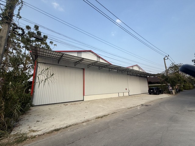 ให้เช่าโกดังสร้างใหม่ 650 ตรม. ถนนกรุงเทพกรีฑา รถเทรลเลอร์เข้าออกได้ **เหลือ 2 ยูนิตสุดท้าย เช่ารวมได้*** ราคาเช่า 97,500 บาท/ เดือน (150.-/ตรม) ติดต่อ::  ชยา โทร/ID Line:: 0942823961   Link Line:: https://line.me/ti/p/3xFA1An8Kcรหัส# T26-033 โกดังสร้างใหม่ ถนนกรุงเทพกรีฑา รถเทรลเลอร์เข้าออกได้ **เหลือ 2 ยูนิตสุดท้าย  -- ขนาด 650 ตรม. ( มี 2 ยูนิต รวม 1,300 เช่ารวมได้ )-- มีออฟฟิศและห้องน้ำในตัว-- รถเทรลเลอร์เข้าออกได้-- เข้าออกสะดวก -- ใกล้ท