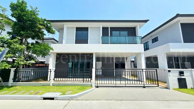 รหัสทรัพย์&nbsp; 6999บ้านเดี่ยว เซนโทร ติวานนท์ - ศรีสมาน บ้านใหม่พร้อมบิ้วอินบางส่วนแล้ว ถูกสุดในโครงการที่ตั้ง :&nbsp;ถนนสะพานนนทบุรี - บางบัวทอง (345) ตำบลบางคูวัด อำเภอเมืองปทุมธานี จังหวัดปทุมธานี 12000รายละเอียดทรัพย์- บ้านเดี่ยว 2 ชั้น, ขนาดพื้นที่ 52.6 ตารางวา,&nbsp;พื้นที่ใช้สอย 210&nbsp;ตารางเมตร- 4&nbsp;ห้องนอน, 5&nbsp;ห้องน้ำ, 1 ห้องรับแขก, 1 ห้องครัว, 2 ที่จอดรถ&nbsp;- แอร์ 4 เครื่อง, เฟอร์นิเจอ�