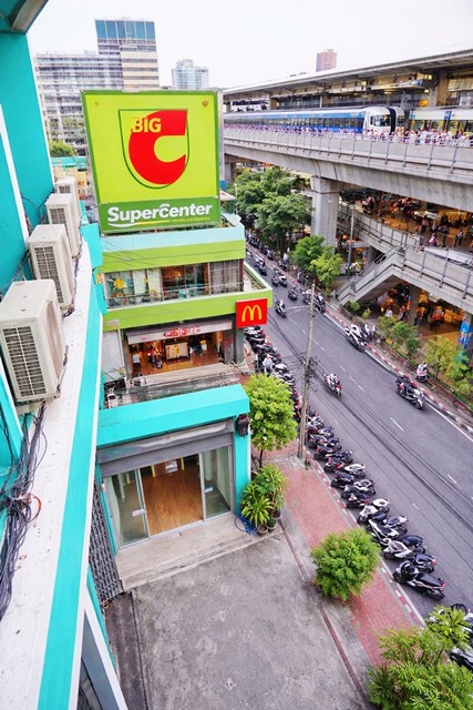 เดินทางสะดวก 16,999B-M อาคารพาณิชย์ 3 ชั้น ฟังก์ชัน 2 นอน 2 น้ำ ใกล้รพ.วิมุต 850 ม. 16 ตร.ว. 190 ตร.ม. ทำเลวิภาวดีรังสิต  เหมาะทำออฟฟิศ หรือค้าขาย ใกล้สำนักงานใหญ่พรรคเพื่อไทย 900 ม.แหล่งงาน และชุมชน ทำเลศักยภาพในเมือง เชื่อมต่อถนนหลัก และทางด่วนได้ง่าย3 story commercial building 2 bed 2 bath 850 m. from Vimut Hospital land size 16 sq.wa. usable area 190 sq.m. located on Vibhavadi Rangsit Road ideal for office or retail 900 m. 16,999B-M from Pheu Thai Party headquarters close to employment centers and community convenient transportation high potential city location with easy access to main roads and e