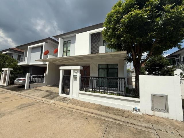 ให้เช่าบ้านเดี่ยว 2 ชั้น 3 ห้องนอน โครงการ ออร่า Aura รามคำแหง 94 ใกล้รถไฟฟ้า MRT สัมมากร เฟอร์นิเจอร์ครบ*** ราคาเช่า 28,000 บาท/เดือน ติดต่อ::  ชยา โทร/ID Line:: 0942823961   Link Line:: https://line.me/ti/p/3xFA1An8Kcรหัส# LN051บ้านเดี่ยว 2 ชั้น โครงการ ออร่า Aura รามคำแหง 94 ใกล้รถไฟฟ้า MRT สัมมากร - เนื้อที่ 35 ตารางวา - พื้นที่ใช้สอย 154 ตารางเมตร- 3 ห้องนอน 3 ห้องน้ำ 2 ที่จอดรถ- โถงรับแขก / ห้องพักผ่อน - ห้องรับประทานอาหาร- ห้องครัวแยกเป็